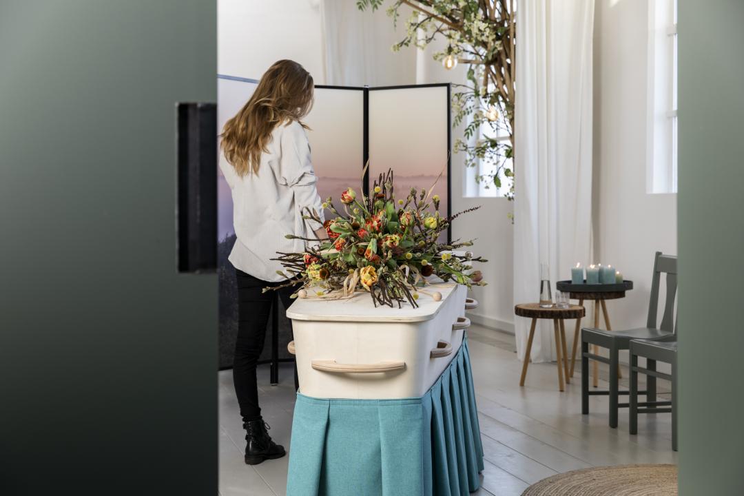Kleurrijke opbaring thuisopbaring afscheid