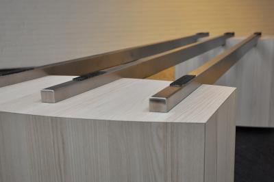 Opbaarmeubel hout met stangen 