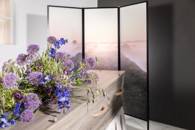 Rouwscherm uitvaartkist bloemen