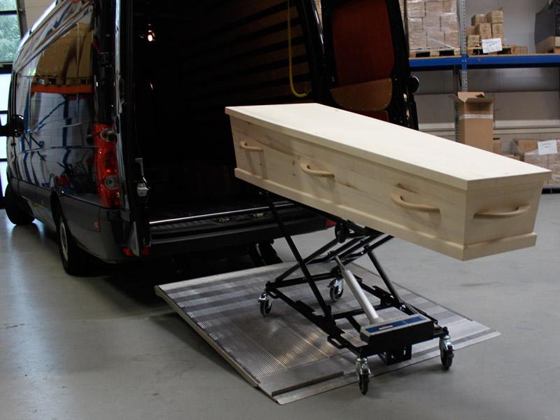 Traploos verstelbare kistwagen voor het makkelijk transporteren van een uitvaartkist.