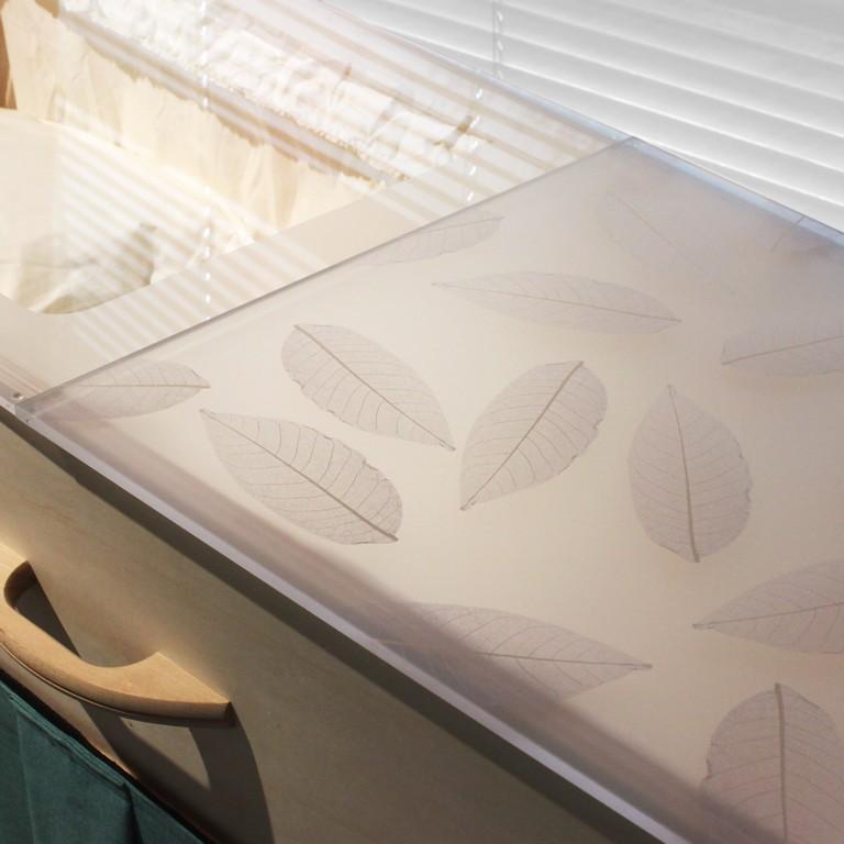 Sierdeksel perspex met bladmotief
