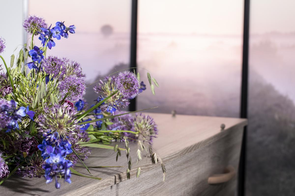 Rouwscherm uitvaartkist bloemen