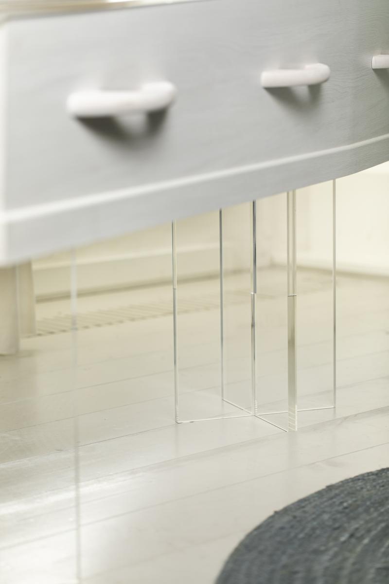 Schragen perspex onder uitvaartkist 