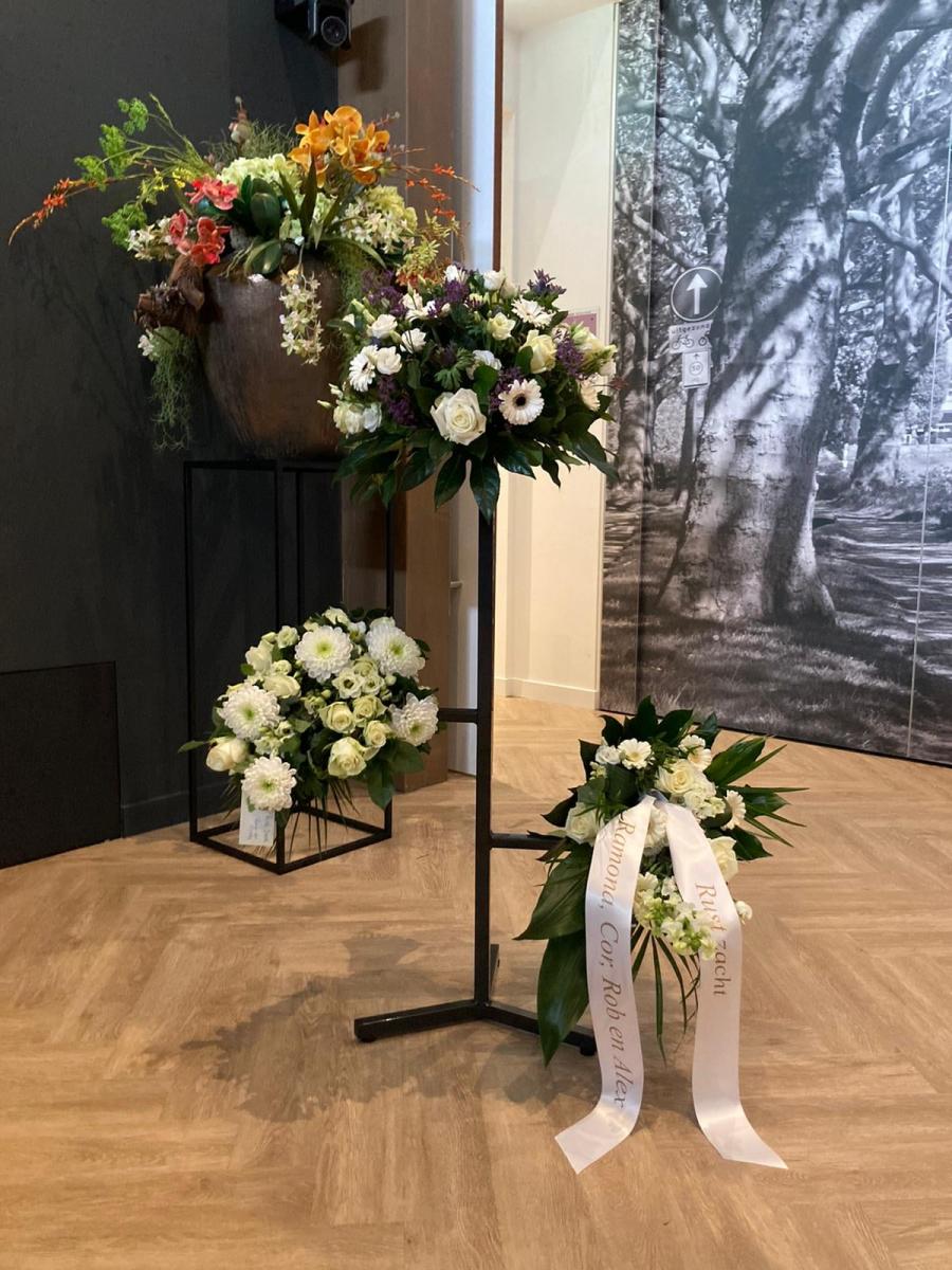Bloemenstandaard zwart bloemen